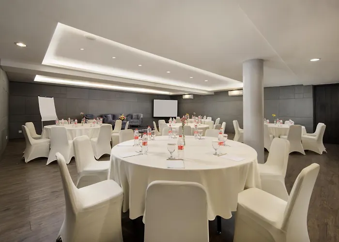 The Akmani 4*